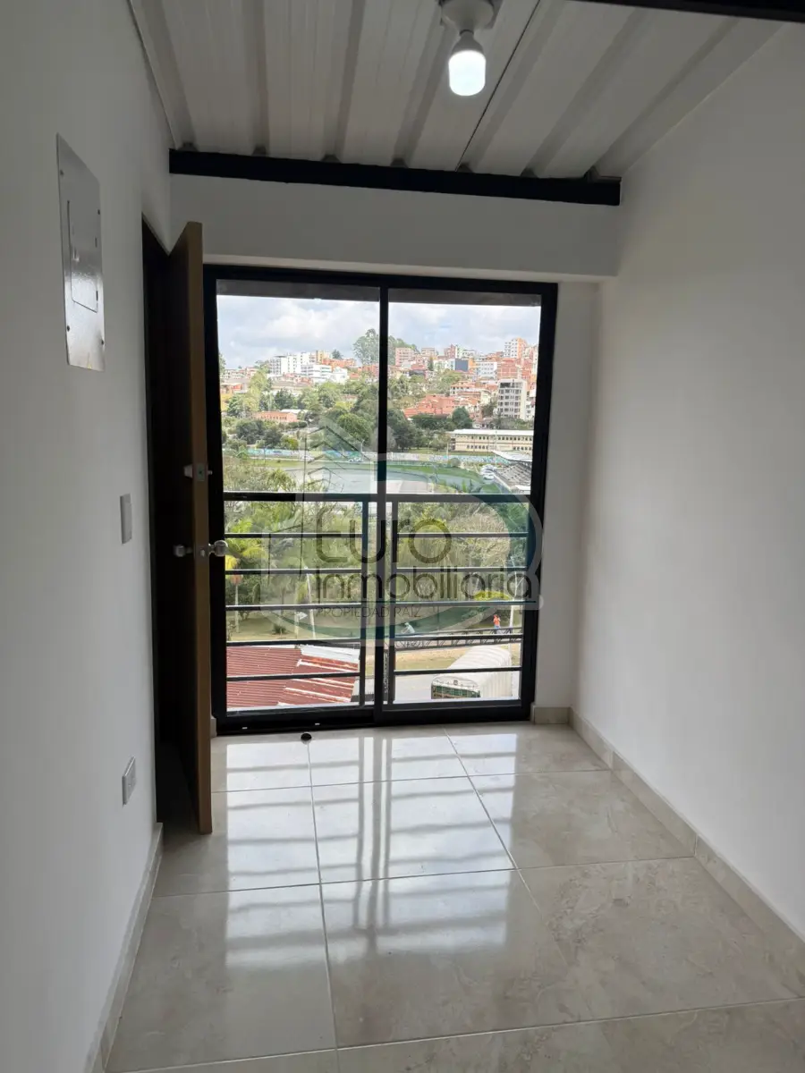 SE ARRIENDA APARTAMENTO QUINTO PISO BARRIO SANTA ANA