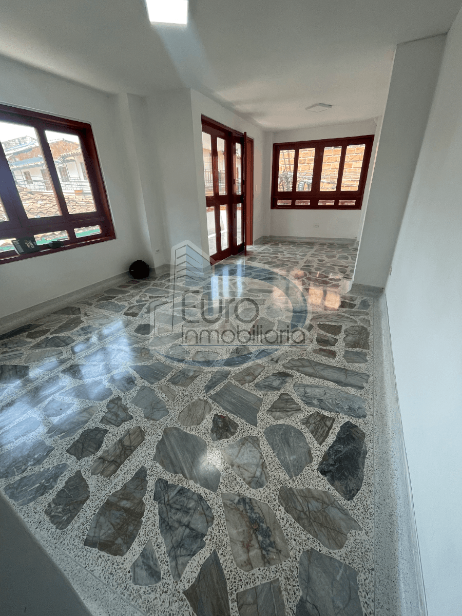 SE ARRIENDA CASA SEGUNDO PISO EN EL PARQUE PRINCIPAL DE MARINILLA