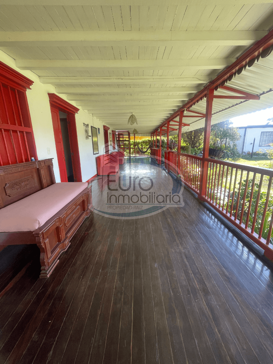 SE ARRIENDA FINCA SECTOR BELEN DE DOS PISOS CON PISCINA