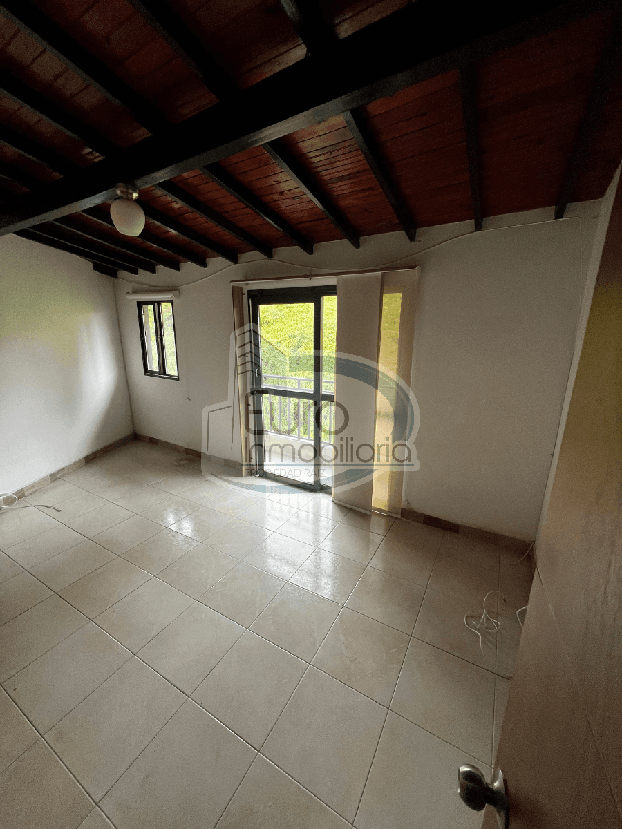 SE ARRIENDA APARTAMENTO CUARTO PISO SECTOR RAMADA PARTE BAJA